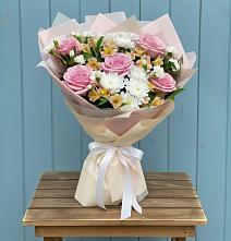 Букет цветов из:  Гвоздики, Орхидеи и Розы в Аверьяновке