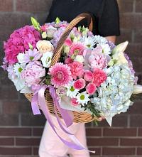 Цветочная композиция из Розы, Хризантемы, Пионы и Лизиантусы в корзине в Аверьяновке