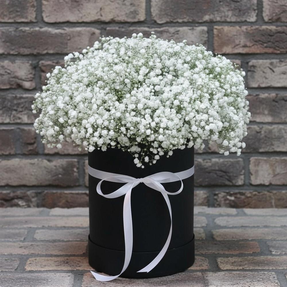 Цветочная композиция из Гипсофила в шляпной коробке в Аверьяновке