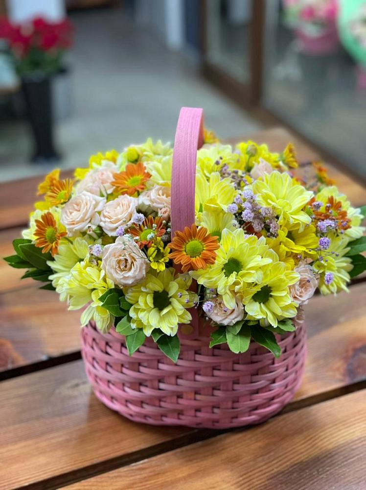 Цветочная композиция из Хризантемы и Розы в корзине в Аверьяновке