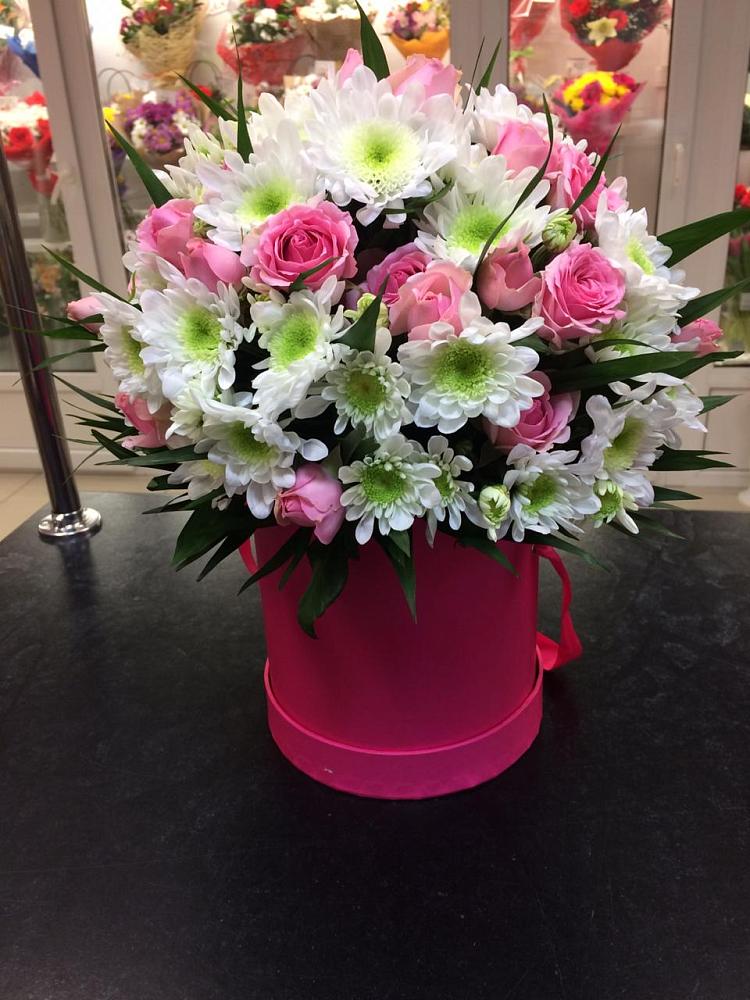 Цветочная композиция из Розы и Хризантемы в шляпной коробке в Аверьяновке