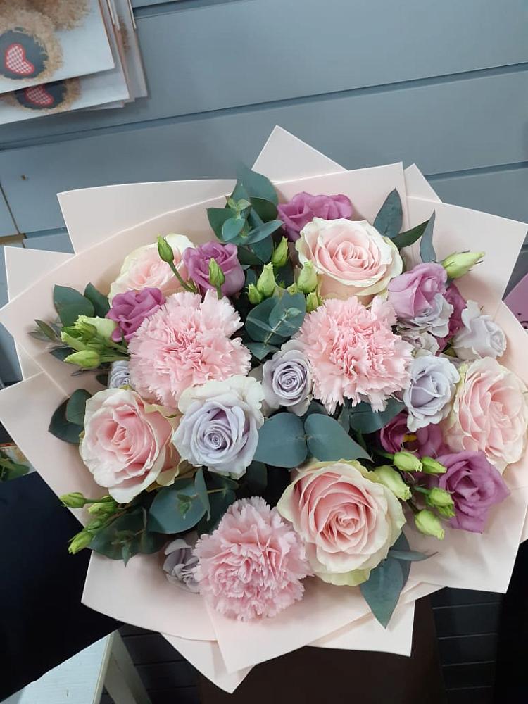 Букет цветов из: Розы, Гвоздики и Лизиантусы в Аверьяновке